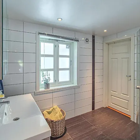 4 Bedroom Cozy In Semesterbostad Norheimsund